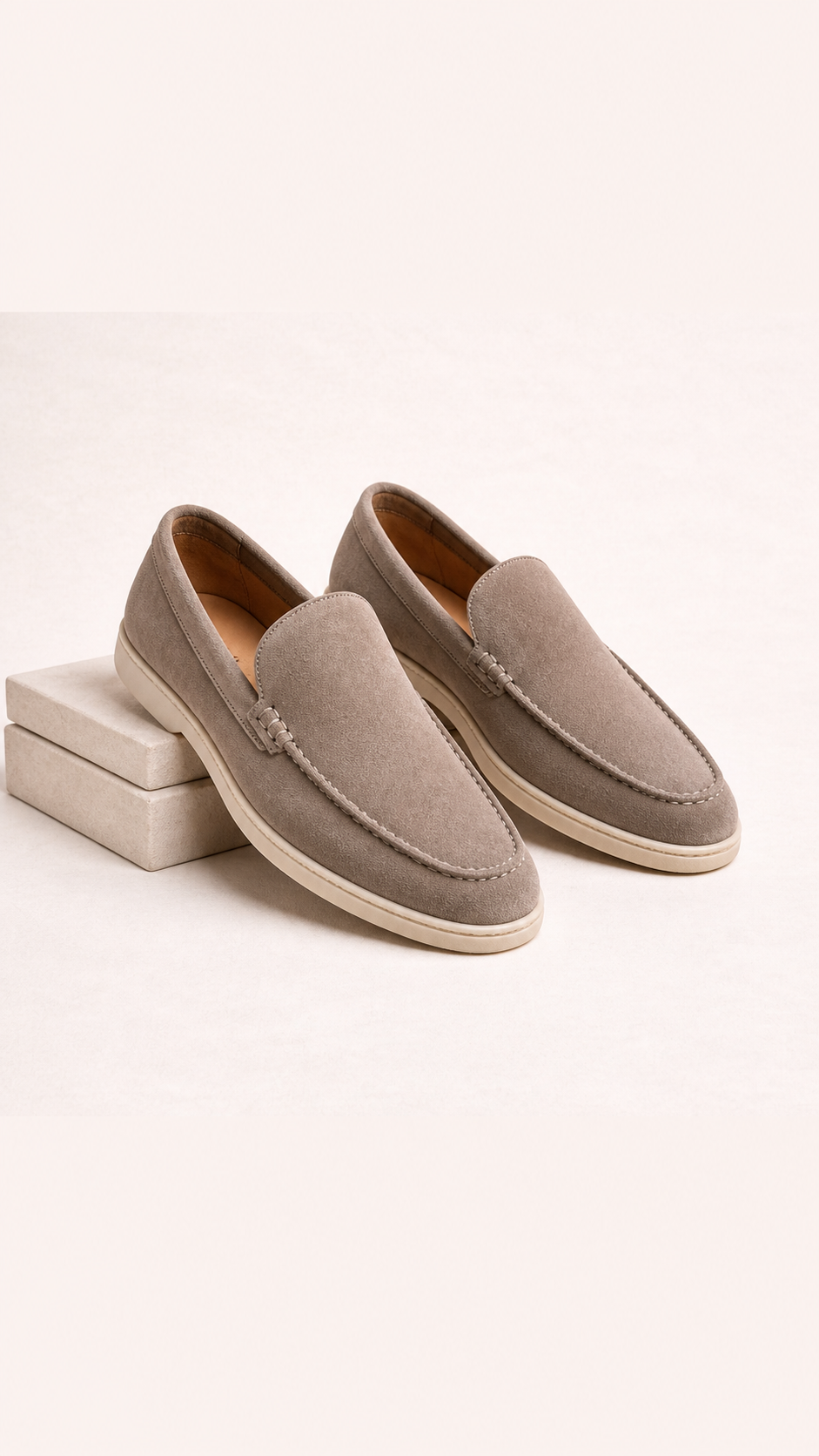 Yara – Mocassin femme artisanal en cuir suédé taupe