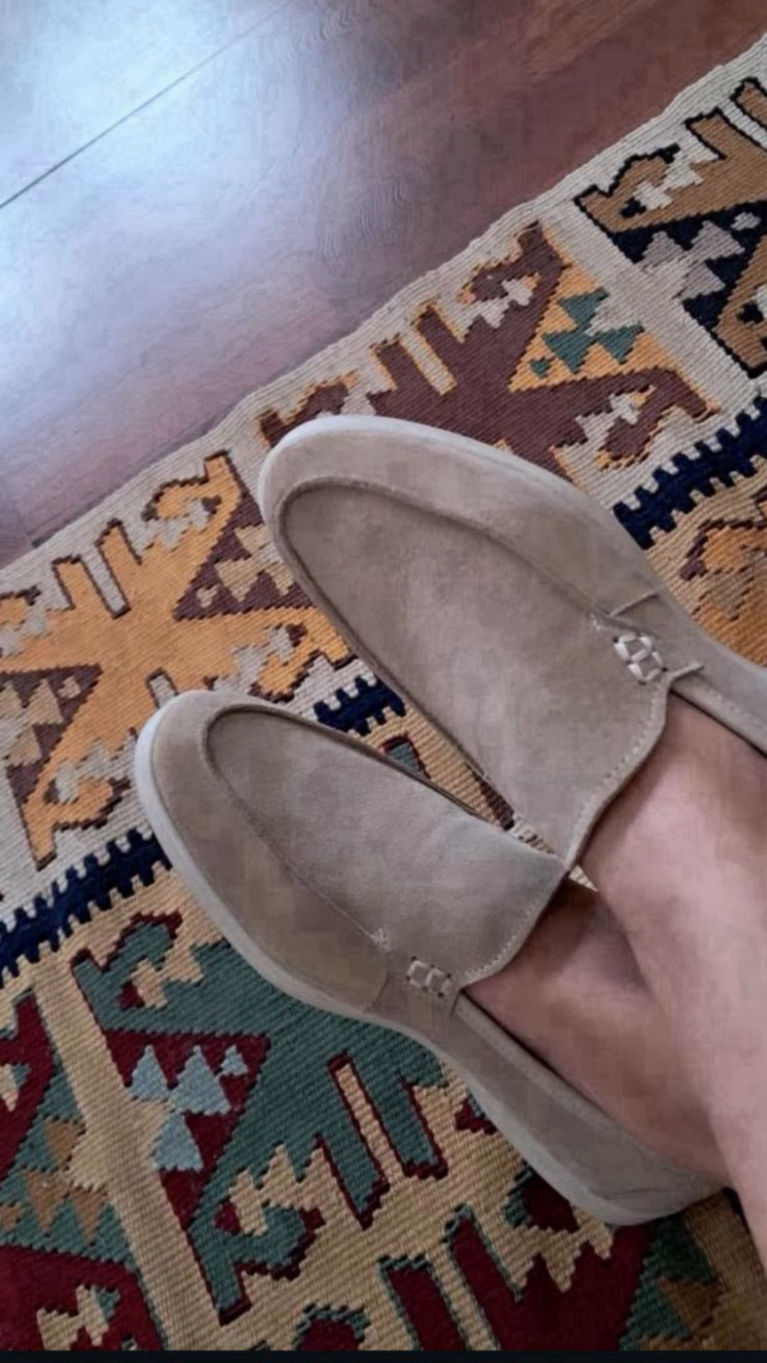 Yara – Mocassin femme artisanal en cuir suédé taupe